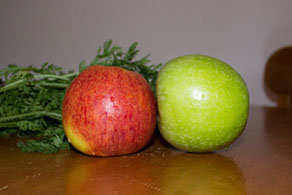 Leckere Äpfel auf einem Holztisch