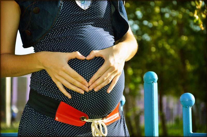 Schwangere Frau mit Babybauch