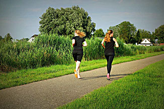 Joggerinnen auf dem Feldweg