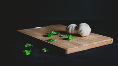 Knoblauch auf einem Brett