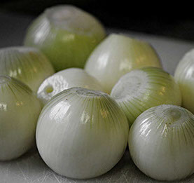 Geschälte Zwiebeln für den Zwiebelschneider